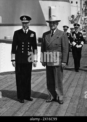 VISITA DEL PRESIDENTE TRUMAN. 2 AGOSTO 1945, A BORDO DELLA HMS RENOWN, A PLYMOUTH. IL PRESIDENTE DEGLI STATI UNITI, HARRY TRUMAN VISITÒ LA GRAN BRETAGNA PER LA PRIMA VOLTA, E FU ACCOLTO DAL RE HM A BORDO DELLA HMS RENOWN A PLYMOUTH. - Il re e il presidente Truman a bordo della HMS RENOWN Foto Stock