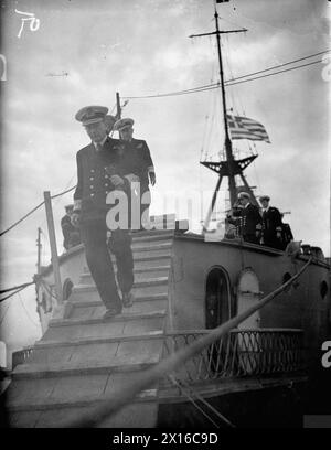 L'ammiraglio Sir John Cunningham, comandante in capo del Mediterraneo, e l'ammiraglio Voulgaris, comandante in capo greco, lasciarono la nave George Averoff nel porto del Pireo, Atene, il 24 ottobre 1944. Foto Stock