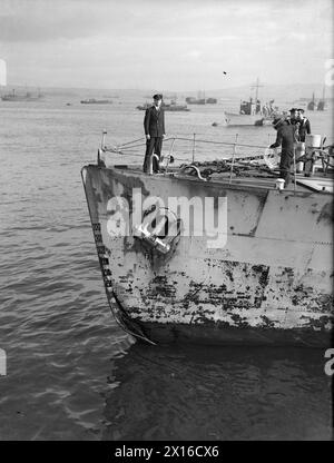 LA CORVETTE FRANCESE COMBATTE AFFONDA 2 U-BOOT. 14 MARZO 1943, GREENOCK, LA CORVETTE FRANCESE ACONIT AFFONDÒ DUE U-BOOT CON FUOCO A FUOCO E SPERONANDO MENTRE SCORTAVA UN CONVOGLIO ATLANTICO ATTRAVERSO L'U-BOOT PACK IL 10 MARZO 1943. IL SECONDO SOTTOMARINO AVEVA APPENA SILURATO IL BRITISH DESTROYER HMS HARVESTER. L'ACONIT GIUNSE IN UN PORTO BRITANNICO CON SOPRAVVISSUTI DEL MIETITORE E UN MERCANTILE, E PRIGIONIERI DEI DUE U-BOOT. - Il fusto piegato dell'FFS ACONIT quando è entrata in un porto britannico dopo aver affondato due U-Boot Foto Stock