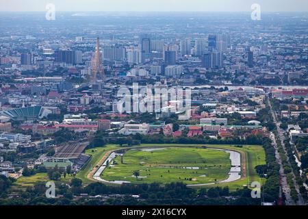 Bangkok, Thailandia - 17 settembre 2018: Veduta aerea del Royal Turf Club della Thailandia con dietro, il Centro Congressi delle Nazioni Unite, il Governmen Foto Stock