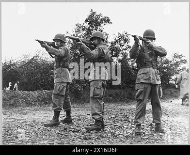 I PARACADUTISTI DELL'ESERCITO AMERICANO SI ALLENANO IN IRLANDA DEL NORD - 7506. (Foto rilasciata nel 1942) le truppe paracadutisti americane, in addestramento in Irlanda del Nord, presentano un quadro della triste determinazione della Royal Air Force Foto Stock