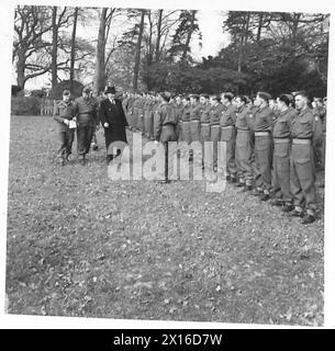 ISPEZIONE DELLE TRUPPE DI TERRANOVA DA PARTE DEL TENENTE GENERALE N.M. RITCHIE, CBE, DSO, MC. - Il signor Davies sta parlando con gli ufficiali della sezione durante la presentazione della shamrock British Army Foto Stock