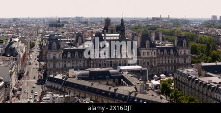 Parigi, Francia - 07 luglio 2017: Vista panoramica dell'Hôtel de Ville di Parigi accanto alle BHV Marais con alle spalle, l'Église Saint-Gervais, la Paroisse S. Foto Stock