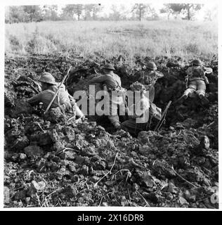 I fanti dell'ottava armata britannica avanzano usando la copertura mentre ingaggiano le truppe nemiche in aree boscose durante lo sfondamento della linea Hitler. Foto Stock