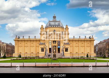 Zagabria, Croazia - 12 aprile 2019: Il Padiglione d'arte di Zagabria (in croato: Umjetnički Paviljon u Zagrebu) è una galleria d'arte nella città bassa di fronte al Foto Stock