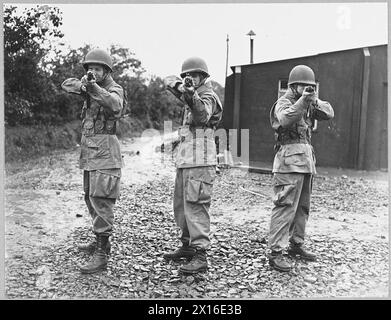 I PARACADUTISTI DELL'ESERCITO AMERICANO SI ALLENANO IN IRLANDA DEL NORD - 7506. (Foto rilasciata nel 1942) truppe paracadutisti americane in addestramento in Irlanda del Nord, presentano un quadro della triste determinazione della Royal Air Force Foto Stock