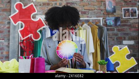 Immagine di pezzi di puzzle sopra la designer afroamericana Foto Stock