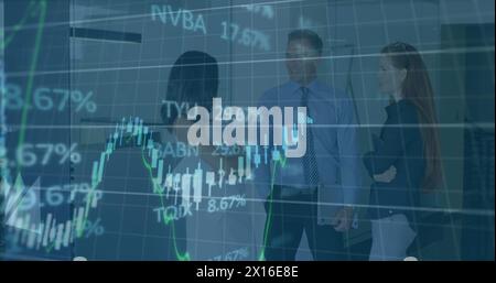 Immagine di grafici e trading board su diversi colleghi che hanno conversazione in ufficio Foto Stock