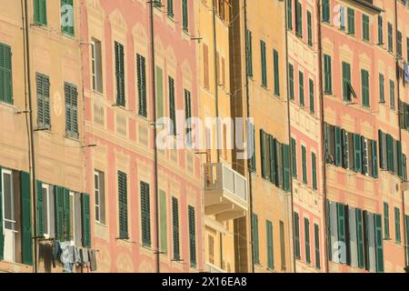 Camogli è un villaggio marino della Liguria con alte case mediterranee dai colori vivaci. Foto Stock