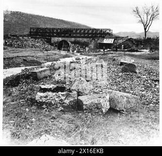 ITALIA : LE INONDAZIONI AUTUNNALI CAUSANO DANNI STRADALI - lo stesso ponte, visto da valle. Notare blocchi di pietra dai ponti esistenti. Il washout era più grande della demolizione originale. Il centro mostrato è per il nuovo ponte dell'esercito britannico Foto Stock