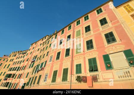 Camogli è un villaggio marino della Liguria con alte case mediterranee dai colori vivaci. Foto Stock