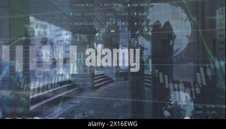 Immagine di tabelloni commerciali, globi, grafici sull'interno di un edificio moderno con colonne in città Foto Stock