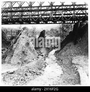 ITALIA : LE INONDAZIONI AUTUNNALI CAUSANO DANNI STRADALI - come sopra, vista da valle. Scavo a sinistra della terra in primo piano effettuato dall'appaltatore su tombini scatolari permanenti. 90 piedi D.D.Bailey eretto il 3 novembre 1944 British Army Foto Stock