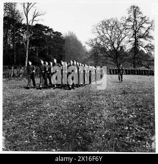 ISPEZIONE DELLE TRUPPE DI TERRANOVA DA PARTE DEL TENENTE GENERALE N.M. RITCHIE, CBE, DSO, MC. Truppe di un reggimento di Terranova che marciano fuori dal campo della parata dopo la cerimonia dell'esercito britannico Foto Stock