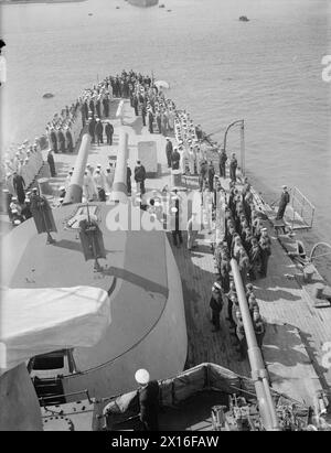 GIORNO DELL'INDIPENDENZA GRECA NELLA MARINA GRECA. 23 FEBBRAIO 1943, PORT-SAID, GIORNO DELL'INDIPENDENZA GRECA, MARZO 25; SARÀ AMPIAMENTE CELEBRATO. I MARINAI CHE PRESTAVANO SERVIZIO NELLA SEZIONE GRECA DELLE MARINE ALLEATE RICORDANO SEMPRE QUEL GIORNO. IL CONTRAMMIRAGLIO A SAKELLARIOU, COMANDANTE IN CAPO DELLA ROYAL HELLENIC NAVY SVENTOLA LA SUA BANDIERA SULL'INCROCIATORE HHMS GIORGIOS AVEROFF. - Una vista generale dalla cima della torretta d'artiglieria che guarda verso il basso fino alle divisioni mattutine sul quarterdeck dell'HHMS GIORGIOS AVEROFF Foto Stock