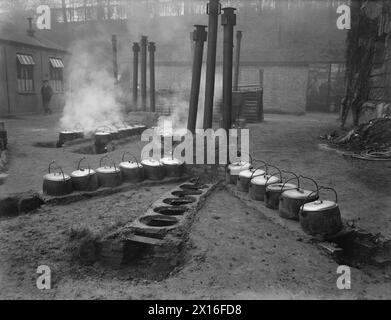 CUCINA MOBILE. 2 DICEMBRE 1941, CHATHAM. - Preparazioni di cucina all'aperto a Chatham. La trincea a freccia larga Pembroke mostra strisce di ferro che sostengono i vasi e terra bagnata che li circonda alla base. La terra agisce sia come isolante del calore e aiuta a prevenire la fuoriuscita di troppo fumo dagli incendi di trincee Foto Stock