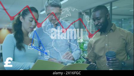 Immagine di globo, grafico a linee e icone dei social media su diversi colleghi che discutono di report Foto Stock