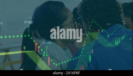 Immagine di grafici con numeri su donne diverse che sussurrano all'orecchio di una collega Foto Stock