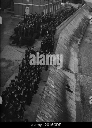 LA PIÙ SFUGGENTE CASA SOTTOMARINA DOPO ANNI DI SERVIZIO DI SUCCESSO NEL MEDITERRANEO. 4 MARZO 1943, NESSUN SOTTOMARINO BRITANNICO È STATO CACCIATO PIÙ IMPLACABILMENTE DELLA HMS TAKU (COMANDANTE LT A J W PITT, RN), PRIMA DELLA GUERRA, DOPO AVER SILURATO UNA GRANDE NAVE DI RIFORNIMENTO AL LARGO DELLA COSTA NORVEGESE, FU COSTRETTA A SDRAIARSI PER 4 ORE SUL FONDO DEL MARE MENTRE IL NEMICO PIOVEVA "UNA VALANGA PERFETTA DI CARICHE DI PROFONDITÀ". LA SUA FUGA PIÙ RECENTE È STATA NEL MAR EGEO, DOVE, AD ECCEZIONE DI MEZZ'ORA SULLA SUPERFICIE, QUANDO IL CAPITANO NON POTEVA RISCHIARE IL RUMORE DEI SOFFIATORI PER LIBERARE L'ARIA NEL SOTTOMARINO, DOVEVA RIMANERE SUBMERG Foto Stock