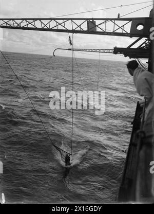Il 18 gennaio 1943, la HMS Illustrious salvò un equipaggio aereo nell'Oceano Indiano usando reti salvavita dopo un atterraggio difettoso durante una pattuglia anti-sommergibile. L'equipaggio è stato recuperato dal mare utilizzando i montanti wireless e il gommone del vettore. Foto Stock
