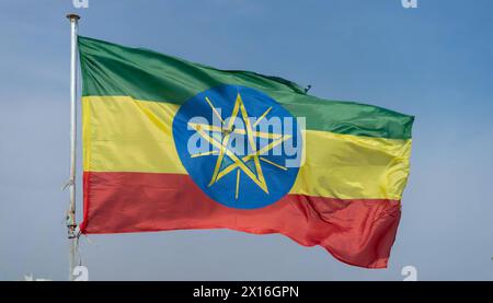 Die Fahne von Äthiopien, flattert im Wind, isoliert gegen blauer Himmel Foto Stock