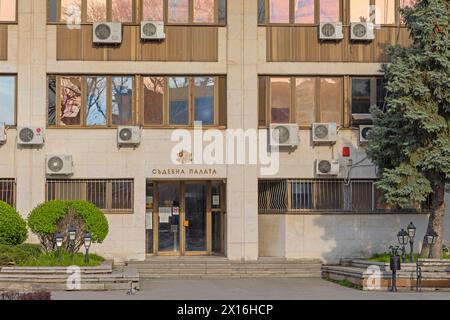 Vidin, Bulgaria - 16 marzo 2024: Ingresso al tribunale della città Rayonen Sad in Piazza Bdintsi. Foto Stock