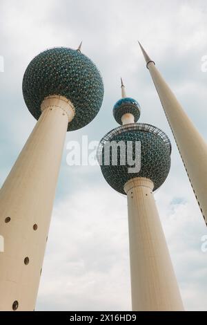 Le Kuwait Towers, tre torri che supportano strutture sferiche a Kuwait City Foto Stock