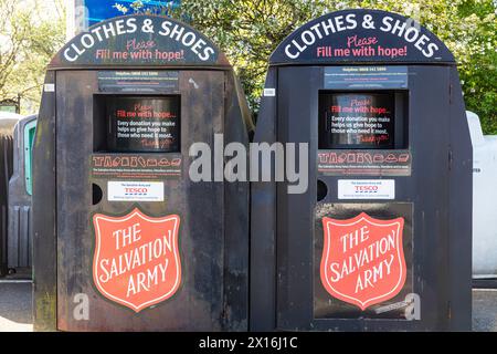 Contenitori di beneficenza dell'esercito della salvezza, esercito della salvezza, contenitori di donazione, contenitori di raccolta, contenitori di beneficenza, raccolta, donazione, Horncastle, Lincolnshire, Regno Unito, Inghilterra Foto Stock