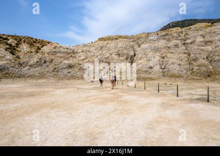 Nisyros, Grecia - 10 maggio 2023: I turisti visitano il cratere Stefanos sull'isola di Nisyros. Grecia Foto Stock