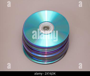 Pila di CD sul tavolo con sfondo bianco Foto Stock