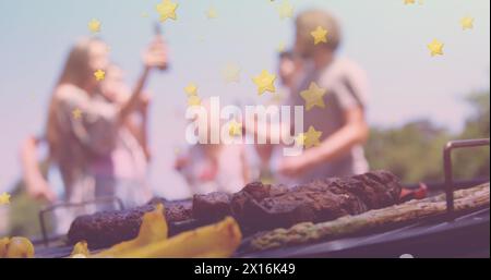 Immagine di stelle su un gruppo di amici caucasici che bevono barbecue e birra Foto Stock