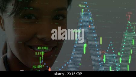 Immagine di elaborazione dati su medico asiatico che sorride Foto Stock