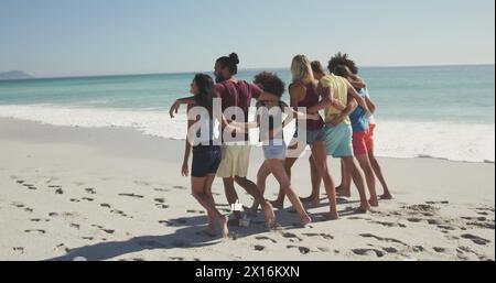 Immagine della bandiera americana su diversi gruppi di amici in spiaggia Foto Stock