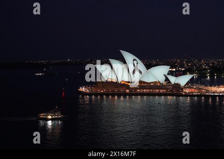Sydney. 15 aprile 2024. Questa foto scattata il 15 aprile 2024 mostra la Sydney Opera House illuminata con un nastro nero per piangere le vittime dell'attacco di un coltello all'interno del Westfield Shopping Center a Bondi Junction il 13 aprile, a Sydney, Australia. Crediti: Wang Qi/Xinhua/Alamy Live News Foto Stock