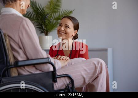 Infermiera medica o assistente sociale e paziente anziano a casa di cura Foto Stock