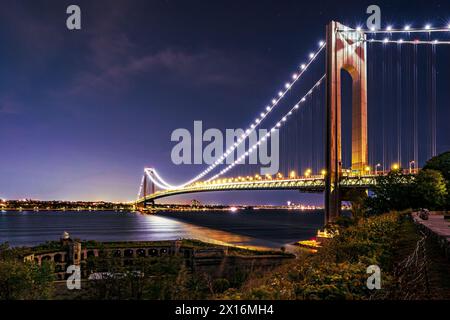 Verazzano Bridge di notte visto da Staten Island. Foto Stock