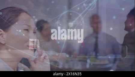 Immagine di donna asiatica che parla al cellulare, uomo afroamericano che fa pushup con punti collegati Foto Stock