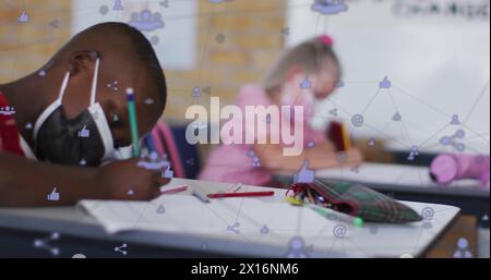 Immagine di una rete di connessioni con icone su scolari diversi Foto Stock