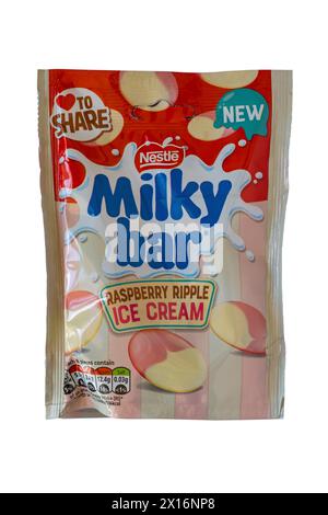 Confezione di cioccolatini Milky Bar Raspberry Ripple Ice Cream e dolci di Nestle isolati su sfondo bianco Foto Stock