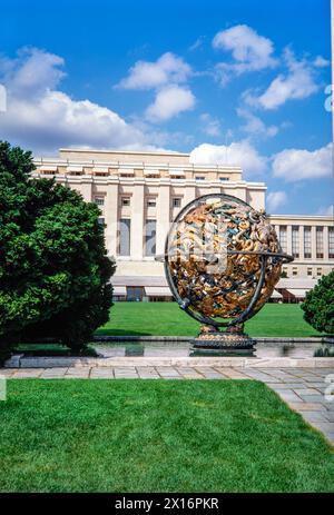 Palazzo delle Nazioni, Palais des Nations con il globo Wilson, costruito nel 1929-1938, dal 1966 sede europea delle Nazioni Unite, Ginevra, Switz Foto Stock
