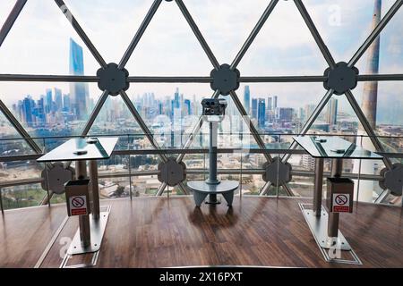 Tavoli, sedie e binocoli all'interno della piattaforma pubblica di osservazione Kuwait Towers, Kuwait City Foto Stock