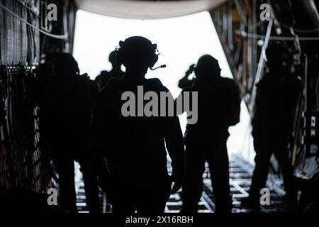 Un gruppo di soldati sta in piedi davanti a una porta, con uno di loro che guarda fuori. La scena è seria e concentrata, dato che i soldati si stanno preparando per un Foto Stock