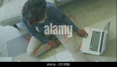 Immagine di lettere e numeri che cadono su una donna afroamericana che studia Foto Stock