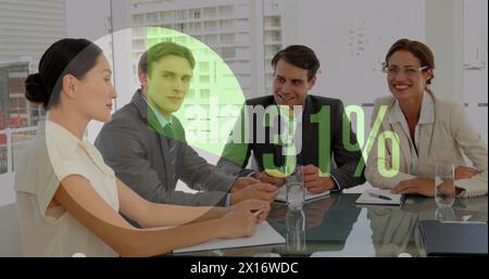 Immagine del grafico a torta, numero e percentile, diversi imprenditori discutono e stringono la mano Foto Stock