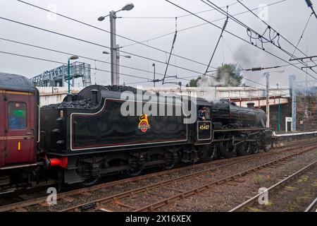 Locomotiva a vapore 45407 che attraversa la stazione ferroviaria di Carlisle. Lunedì 9 agosto 2010. Foto Stock