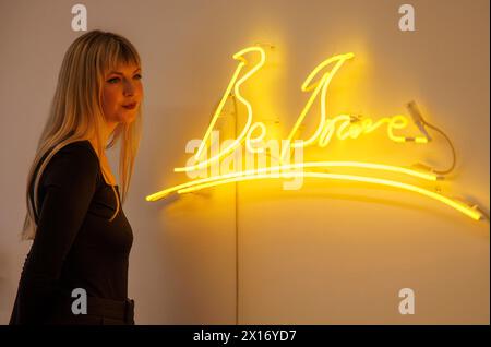 Londra, Regno Unito. 15 aprile 2024. 'Be Brave', 2014, di Tracey Emin (circa £30.000 - 50.000) asta Phillips New Now che sarà messa all'asta presso le gallerie Phillips Berkeley Square il 19 aprile. Crediti: Karl Black/Alamy Live News Foto Stock