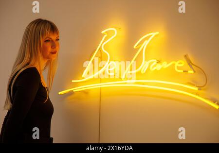 Londra, Regno Unito. 15 aprile 2024. 'Be Brave', 2014, di Tracey Emin (circa £30.000 - 50.000) asta Phillips New Now che sarà messa all'asta presso le gallerie Phillips Berkeley Square il 19 aprile. Crediti: Karl Black/Alamy Live News Foto Stock