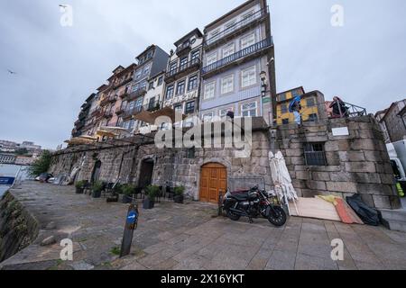 Vista della Riviera di Porto, che si estende lungo il fiume Douro tra le città di Porto e Vila Nova de Gaia, 15 aprile 2024 in Portogallo. Foto Stock