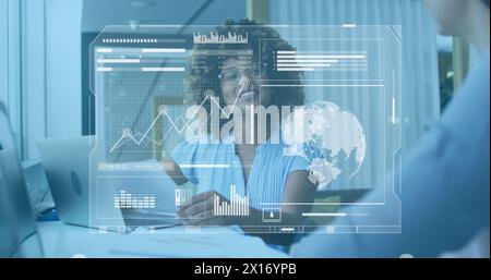 Immagine di grafici, globo e barre di carico su diversi colleghi che discutono di strategie in ufficio Foto Stock