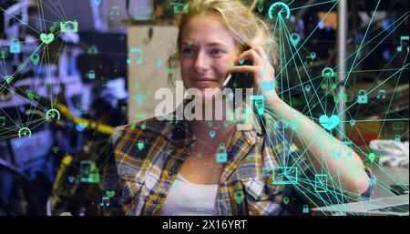 L'immagine di icone connesse si sovrappone a una bellissima donna caucasica che parla al cellulare Foto Stock